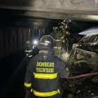 Bomberos realizan tareas de limpieza tras el incendio en la parte baja del Puente de la A, en el suroeste de Guayaquil.