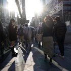 Turistas en un barrio comercial de Tokio, después de que China advirtiera a sus ciudadanos contra futuros viajes a Japón.