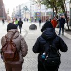 Personas abrigadas pasean por el centro de Madrid, este miércoles. Continúa el frío en Madrid con temperaturas mínimas en los 0 grados y heladas débiles en el extremo oriental y en la Sierra, donde podrán ser moderadas en zonas altas, según la predicción de la Agencia Estatal de Meteorología (Aemet).