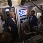 El presidente de Estados Unidos, Donald Trump, habla con miembros de la prensa a bordo del Air Force One el 14 de noviembre de 2025 durante un vuelo desde Washington.