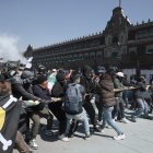 Personas participan en una manifestación el 15 de noviembre de 2025 en la Plaza de la Constitución en Ciudad de México (México).