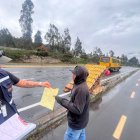Inspectores de la AMC retiraron ventas informales ubicadas en la Ruta Viva y la avenida Simón Bolívar.