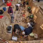 Empleados y voluntarios trabajan en la exhumación de víctimas de la represión durante la Guerra Civil Española en la provincia de Zaragoza, el 28 de octubre de 2025.