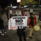 En la avenida de Los Shyris y Naciones Unidas se congregaron ciudadanos a favor del NO, en la consulta popular, la noche del 16 de noviembre del 2025.