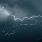 Fuertes lluvias y tormentas afectan varias regiones del país, según alerta del INAMHI.