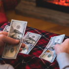 Empleados que mensualizan su décimo tercero reciben pagos proporcionales junto a su salario.