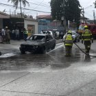 Vehículo se calcinó en la vía.