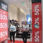 Los locales comerciales aplican descuentos de hasta el 80 % para atraer clientela.