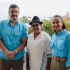 Aquiles Álvarez (i), alcalde de Guayaquil; Lourdes Tibán, prefecta de Cotopaxi; y Marcela Aguiñaga, prefecta del Guayas, en el Palacio Municipal de Guayaquil.