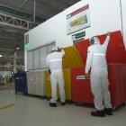 Trabajadores en una de las plantas de la empresa Nestlé.