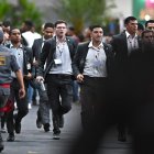 Personas evacuan la zona de negociaciones de la COP30 este jueves, en Belém (Brasil).