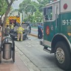 Un vehículo quedó volcado tras accidentarse en las calles Chile y General Gómez, en el centro sur de Guayaquil, la mañana de este jueves 20 de noviembre.