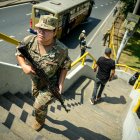 Foto que muestra a integrantes de las Fuerzas Armadas de Perú custodiando las calles en Lima (Perú).