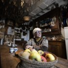 Isabella Dalla Ragione posa en su cocina con una canasta de manzanas de la colección de huertos de la fundación Archeologia Arborea, el 7 de noviembre de 2025.