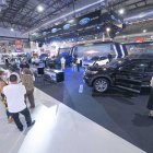 Una foto referencial de una feria de carros.