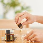 Un estudio internacional y trabajos de ESPOL revelan la eficacia real de aceites esenciales para tratar acné, inflamación y envejecimiento.