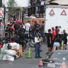 Escenario. Desde desechos acumulados hasta motocicletas sobre las aceras y personas libando, son escenas comunes frente al malecón.
===