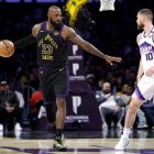 LeBron James (i) durante el partido ante los Jazz que marcó el inicio de su temporada 23 en la NBA.