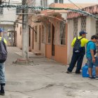 Captura de pantalla de un video que muestra a trabajadores pidiendo dinero en la ciudadela Guayacanes, en el norte de Guayaquil.