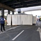 Un camión se volcó en la avenida León Febres Cordero, debajo del puente que conecta la parroquia La Aurora, en Daule, con la autopista Narcisa de Jesús, en Guayaquil.