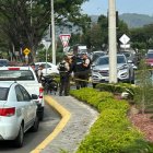 El conductor de un vehículo fue asesinado en los exteriores de una urbanización de la vía a la costa, en el oeste de Guayaquil, la mañana de este viernes 21 de noviembre.