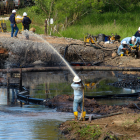 Técnicos de Petroecuador trabajan en la zona del derrame cerca de El Coca.