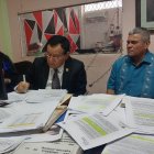 El abogado Jorge Iturburo (izquierda) y Harry Valarezo en la primera audiencia por la acción de protección.