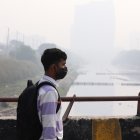 Un hombre lleva hoy una mascarilla en Nueva Delhi (India) para protegerse de la contaminación.