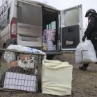 Un agente de policía ayuda a los residentes a evacuar la región de Zaporizhzhia, Ucrania, el 11 de noviembre de 2025, en medio de la invasión rusa en curso.
