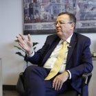 El presidente de la Jurisdicción Especial para la Paz (JEP), magistrado Alejandro Ramelli, habla durante una entrevista en Bogotá (Colombia).