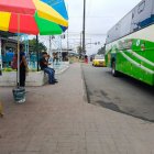 En la vía a El Empalme hay una terminal improvisada para los pasajeros en Quevedo.