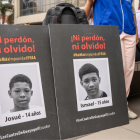 Fotografía de archivo que muestra carteles con la imagen de menores detenidos de forma irregular en Guayaquil y hallados días después asesinados