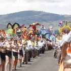 Bastoneras, bandas de paz y carros alegóricos animaron el Desfile de la Confraternidad en el norte de Quito.