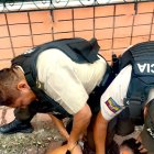 Video muestra brutal agresión de dos hombres contra agentes metropolitanos