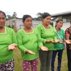 Labor. Las parteras reciben al bebé de manera experta y ancestral.