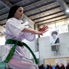Competidora. Una atleta se calienta antes del inicio de la competencia.