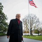 WASHINGTON, DC (United States), 22/11/2025.- US President Donald Trump speaks to members of the media on the South Lawn of the White House before boarding Marine One in Washington, DC, USA, 22 November 2025. EFE/EPA/GRAEME SLOAN / POOL
