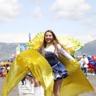 Bastoneras y comparsas llenaron de ritmo y color la pista del parque Bicentenario en el Desfile de la Confraternidad.