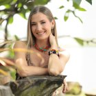 La diseñadora luciendo accesorios que llevan identidad y legado artesanal.