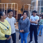 En la fila en el exterior del Mall de Sol se ve a Mónica Maldonado, quien al igual que cientos madrugaron para aprovechar las ofertas.