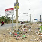 La ciudadanía también hace mala disposición de los desechos, pese a que hay letreros advierten no hacerlo.