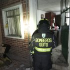 Vivienda afectada en sur de Quito tras rápida deflagración; cuatro trasladados a hospital.