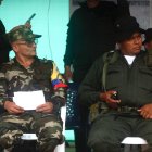 Foto de archivo de alias "Iván Mordisco" (i), comandante general de la disidencia de las FARC, y el comandante alias "Calarca".