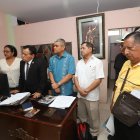 El abogado Jorge Iturburu (segundo de izquierda a derecha) junto a adultos mayores que asistieron a la primera audiencia por atraso en la devolución del IVA.