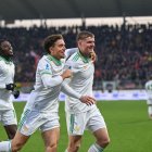 Evan Ferguson celebrando el segundo gol de la Roma en la victoria 1-3 ante el Cremonese de Jeremy Sarmiento.