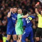 El 27 del Everton, Gana Gueye, fue expulsado luego de agredir a su compañero de equipo, Michael Keane.