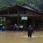 Una mujer camina por las aguas inundadas en Klang, en las afueras de Kuala Lumpur, Malasia, este lunes 24 de noviembre de 2025.