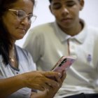 Una persona que maneja un seguro que es virtual.