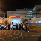 Agentes policiales custodian el área donde ocurrió el ataque armado frente al Hospital Teófilo Dávila, en Machala.