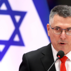 El canciller israelí Gideon Saar ofrece una declaración este lunes en la sede de la Cancillería paraguaya, en Asunción.